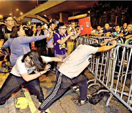 破坏公共设施,殴打警察,制造爆炸物,一连串暴力事件,让香港社会不得