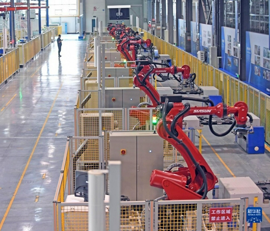 这是沈阳新松机器人自动化股份有限公司工业机器人生产车间（2017年6月6日摄）。新华社记者 杨青 摄