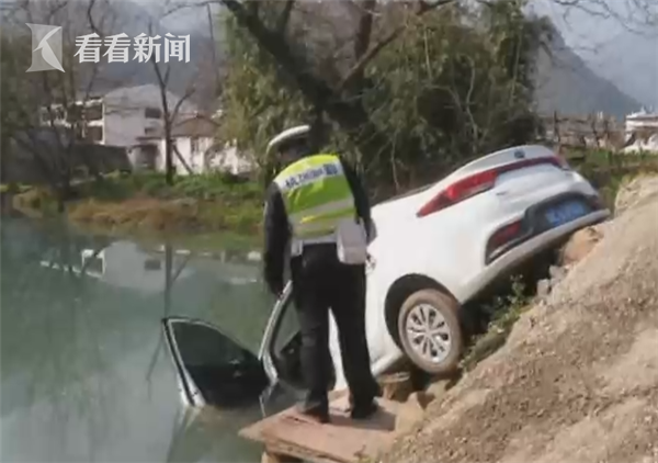 男子为省钱在河边洗车忘拉手刹车子瞬间冲入河道 手机新浪网 男子为省钱在河边洗车忘拉手刹车子瞬间冲入河道 手机新浪网