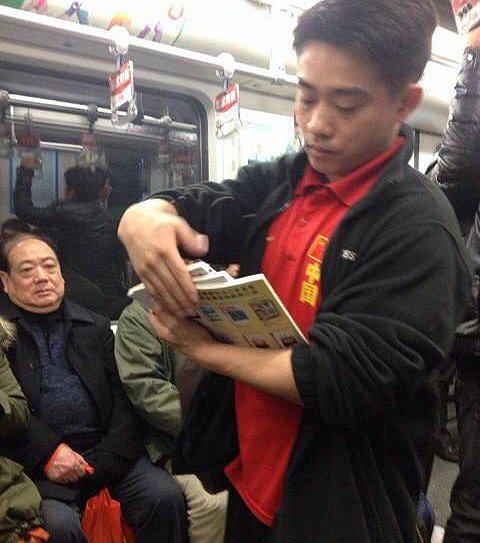 网友在上海地铁偶遇张尚武卖杂志。图片来源:微博网友@灰易思