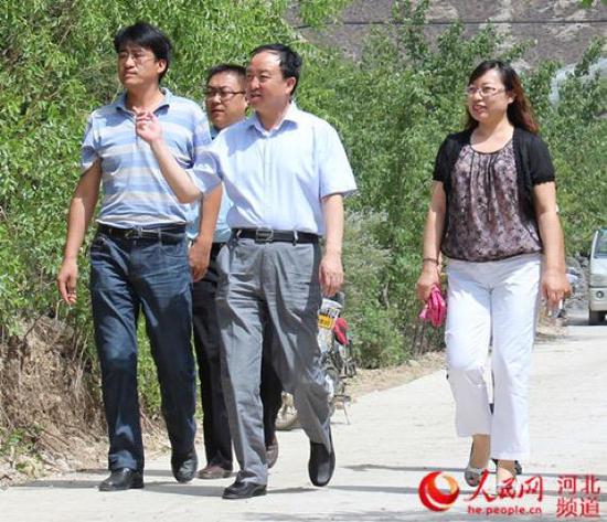 陈岗(前排中)(图/人民网河北频道)