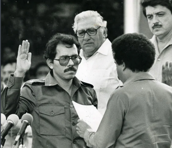 ·1985年，奥尔特加宣誓就任总统。