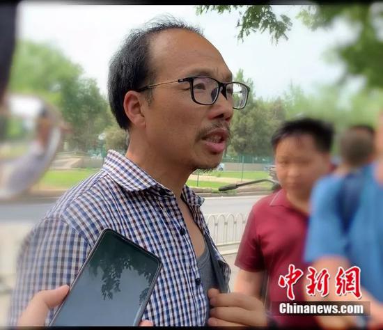 谢雕父亲走出法院接受媒体采访 中新网 杨雨奇 摄