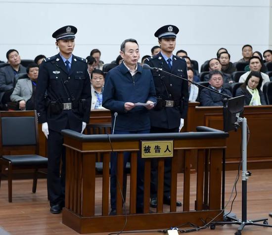 消失4年的“石油帮”贪官下落曝光:正在牢里串珠 蒋洁敏(中)受审