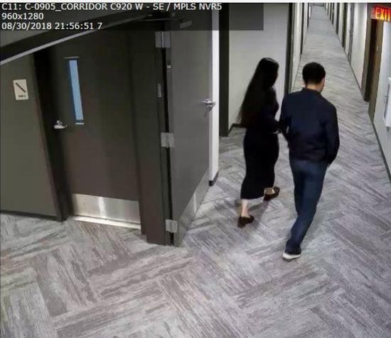 图片来源：警方公布公寓走廊监控照片
