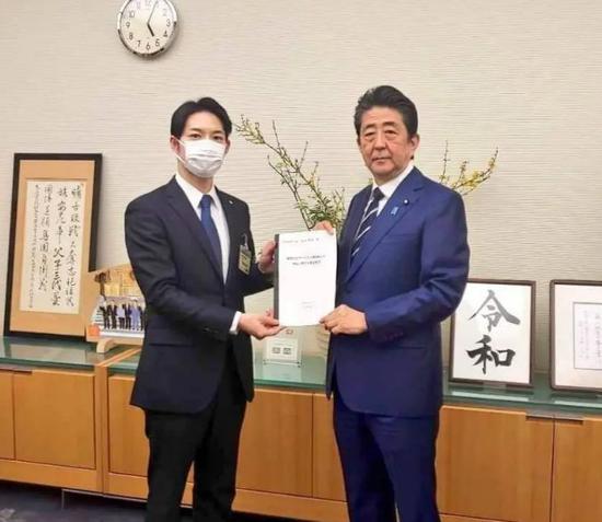 明星颜值 草根出身的80后日本官员 竟在疫情期间做出轰动全日本的决定 新冠肺炎 日本 新浪新闻 明星颜值 草根出身的80后日本官员 竟在疫情期间做出轰动全日本的决定 新冠肺炎 日本 新浪新闻
