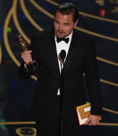 ·莱昂纳多发表获奖感言现场。