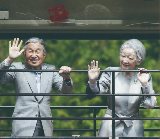 2014年,明仁夫妇在私人旅行途中(时事通信社)