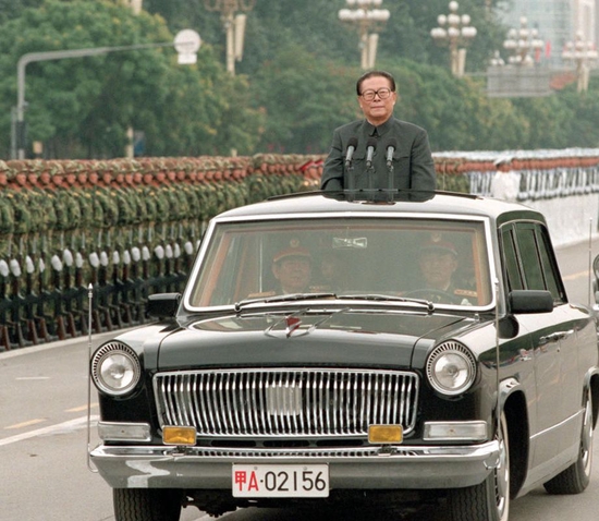  1999年10月1日，中华人民共和国成立50周年盛大庆典在北京天安门广场举行。江泽民同志检阅由人民解放军陆海空三军和人民武装警察部队、民兵预备役部队组成的地面方队。新华社发