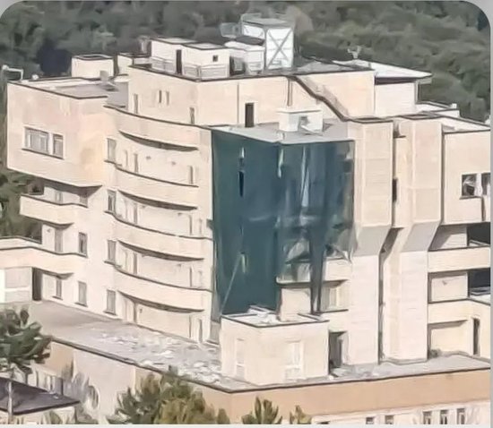  ·哈尼亚遇刺时的住所，被爆炸物摧毁的部分已经被黑色网布遮上。