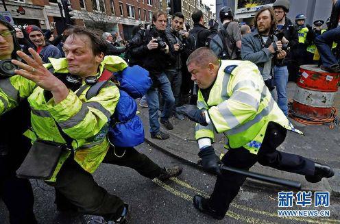 伦敦2011年爆发大规模游行示威活动，警察在街头驱赶示威者。（来源：新华社/法新）