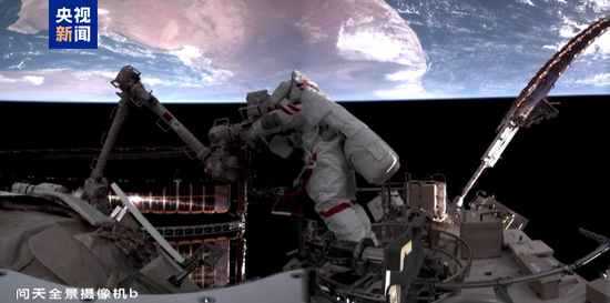 神舟二十一号航天员乘组圆满完成第一次出舱活动
