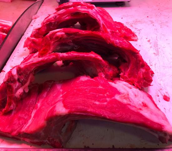  肉摊上的排骨