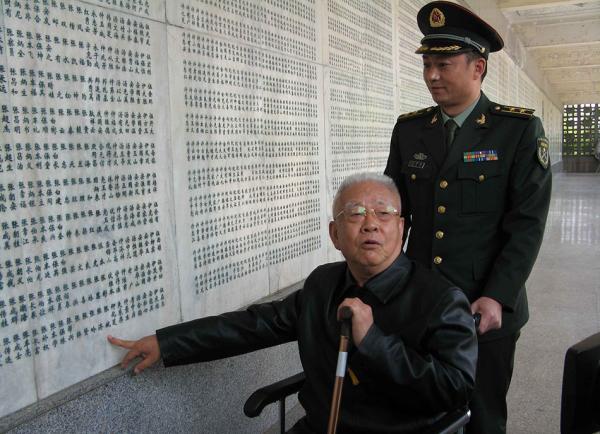张斌指着刻在淮海战役纪念馆烈士墙上自己的名字，笑称自己是“活烈士”。