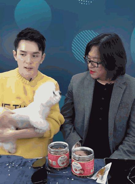 高晓松被李佳琦涂口红还嘟嘟嘴 狗狗都看傻了