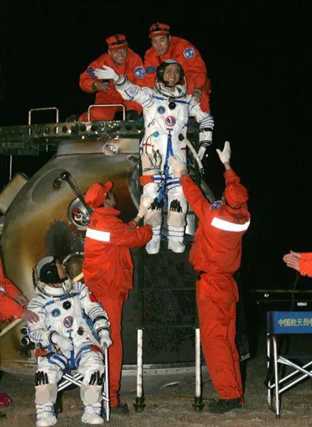 2005年10月17日，神舟六号返回舱在内蒙古四子王旗中部草原成功着陆，首先出舱的航天员费俊龙看着聂海胜出舱。新华社记者 王建民 摄