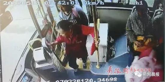 倚老卖老:大爷自带板凳出行:年轻人很累 我们不能倚老卖老