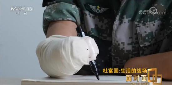 为什么要写“永远前进”?杜富国:因为我不向后看