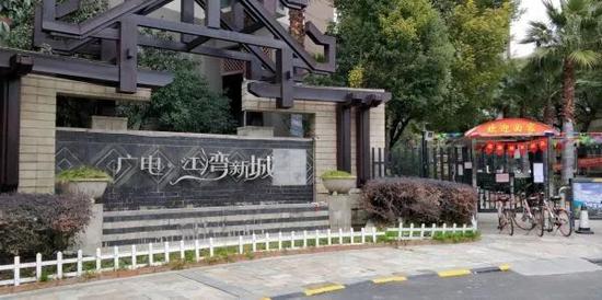 广电江湾新城小区正门进口被关闭(吴小飞/摄)