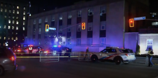 加媒：加拿大警方称美国驻多伦多领事馆遭枪击，“建筑正面可见多个弹孔”