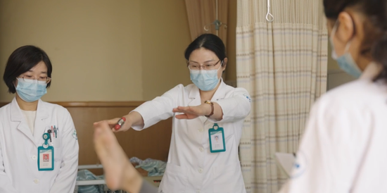 浙江15岁少女因为好奇接触笑气，整个人都“瘫”了，妈妈崩溃：以为是感冒！