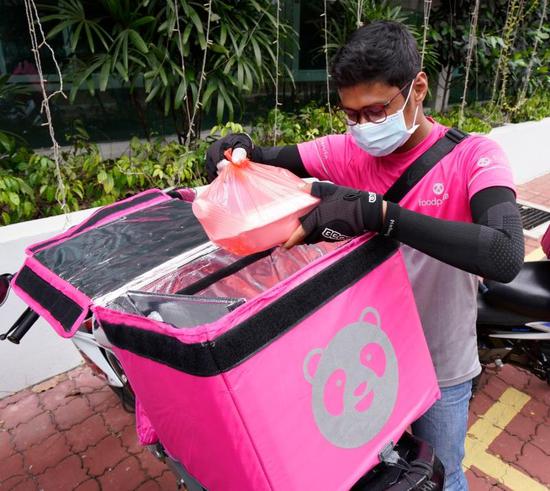 『央视』马来西亚快递小哥组团献爱心 为无家可归者送食物