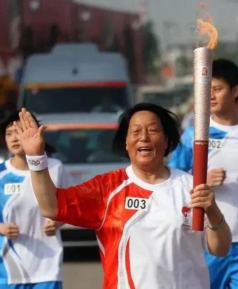 2008年6月,北京奥运会火炬手申纪兰