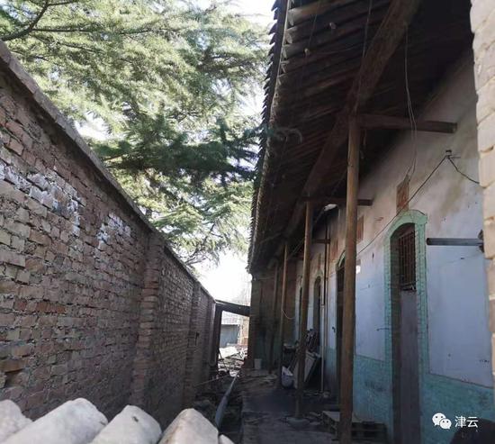  路某丽所在小学