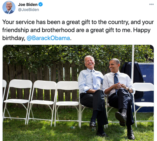 2017年，拜登祝奥巴马生日快乐。