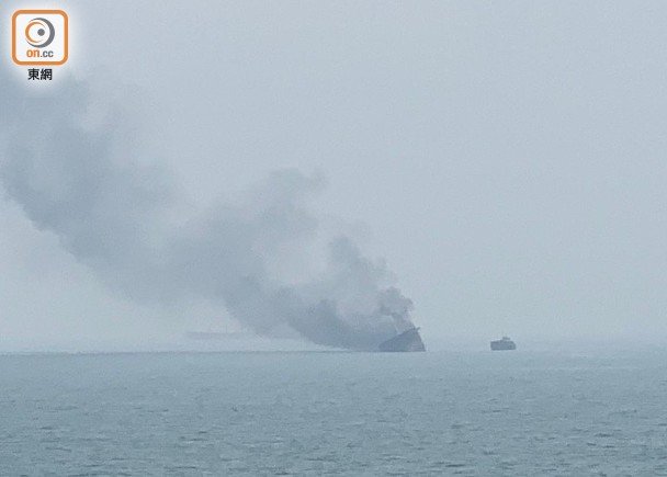 南丫岛以南海面有货船爆炸起火（图片来源：香港“东网”）