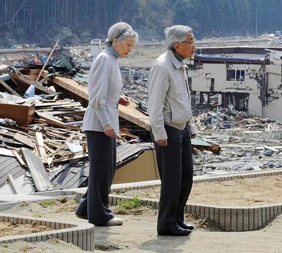▲2011年4月27日，明仁天皇夫妇视察地震灾区悼唁死难者。