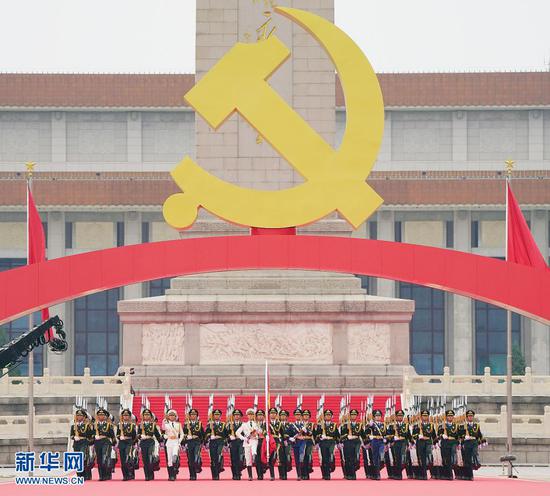  7月1日上午，庆祝中国共产党成立100周年大会在北京天安门广场隆重举行。这是国旗护卫队准备升旗。新华社记者 邢广利 摄