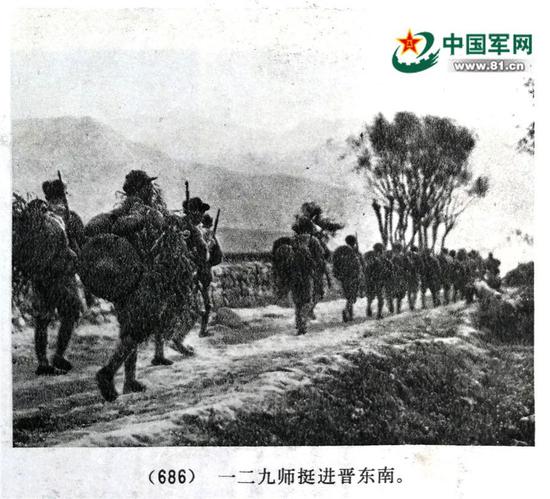 1937年10月八路军一二九师东渡黄河挺进晋东南时的官兵着装，据《中国人民解放军历史资料图集》第二册第27页。