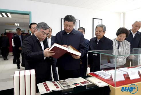 2018年5月2日,习近平在北京大学国际马克思主义文献中心察看馆藏马克思主义典籍。图片来源:新华社