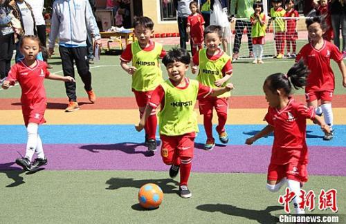 资料图：某地幼儿园举行足球比赛现场。韩冰 摄