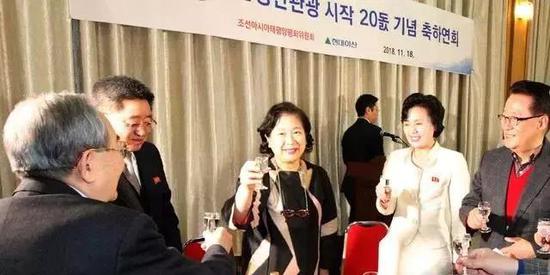 韩国绝望主妇的霸道总裁成长史:老公跳楼家族内斗 左三为玄贞恩
