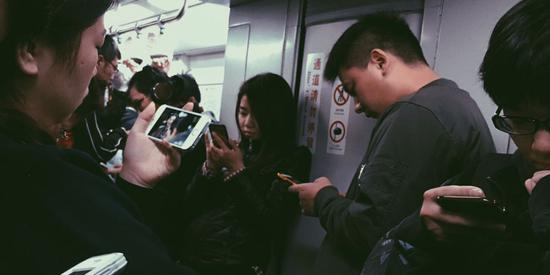 地铁里的“低头族”