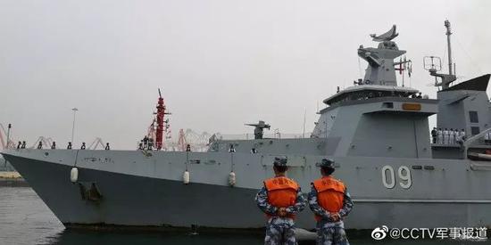  印度“加尔各答”号导弹驱逐舰和“沙克蒂”号综合补给舰