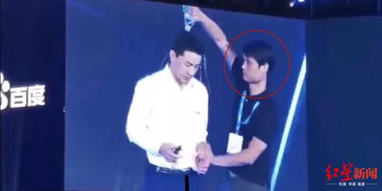 李彦宏 离婚:向李彦宏泼水男子前妻:因这事地方政府人员来过 ↑向李彦宏泼水的男子(右一)