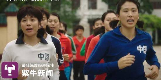  《中国女排》电影场景，陈展饰演的孙晋芳（左）
