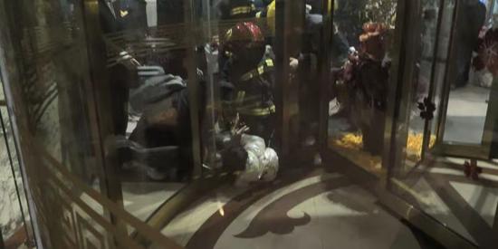 北京一女童右腿被卡旋转门，消防员2分钟成功解