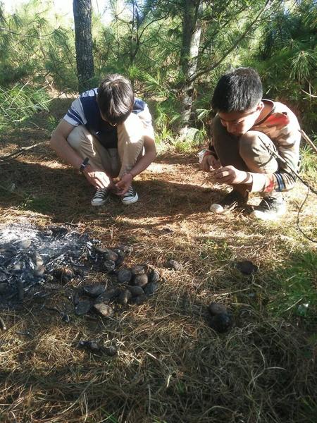 17岁少年放学途中与行凶者迎面撞上 被砍脖子身亡 3月下旬的某一天,赤尔(右)和同学在上山烤土豆、抓青蛙。 受访者供图