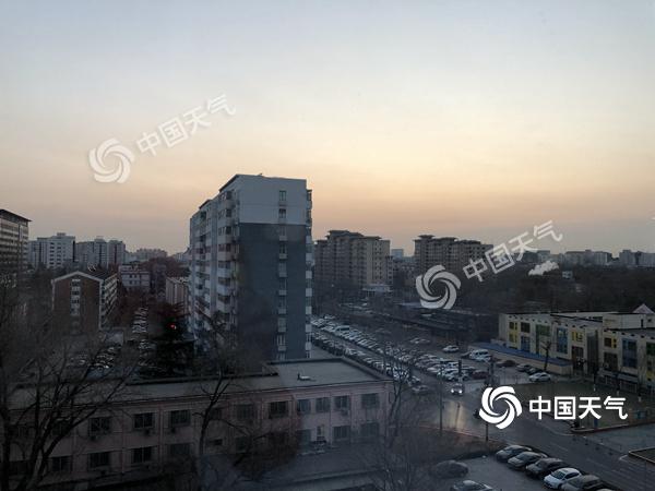 今晨，北京晴冷，远处有淡淡霞光。
