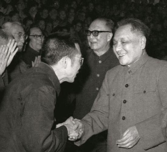 1978年3月，全国科学大会期间，邓小平接见数学家陈景润等与会代表。图/新华