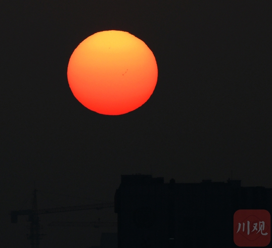 出太阳了!成都今晨天空上演"日月同框"景象_新浪新闻