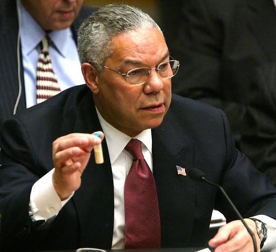 ▲资料图片：2003年，时任美国国务卿鲍威尔在联合国会议上展示所谓的伊拉克大规模杀伤性武器的证据。