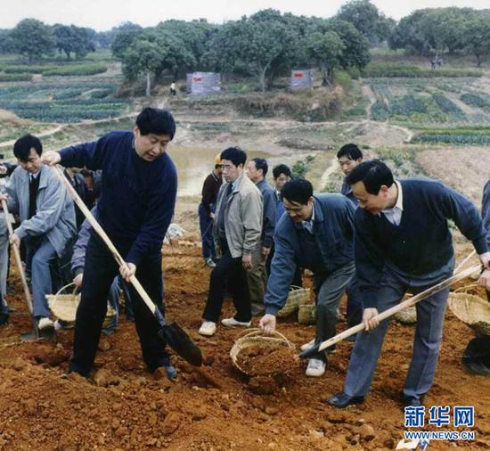 这是1995年12月，时任福建省委副书记、福州市委书记的习近平（前排左一）在闽侯参加闽江下游防洪堤加固工程的劳动。新华社发