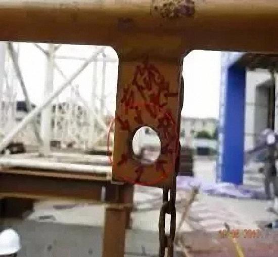 图3-8 右下销操作杆上的滑杆插孔