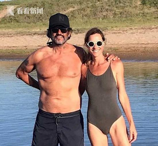 直升机飞过豪宅抛下“死羊”正坠泳池 富商：变