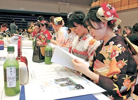  宫城县女川地区给年轻人发预防地震海啸手册（日本河北新报）